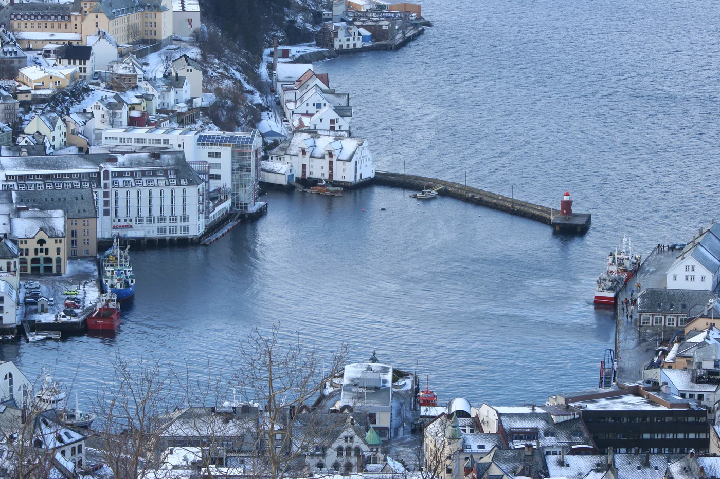 Båter og bygninger ved havnen i Ålesund.